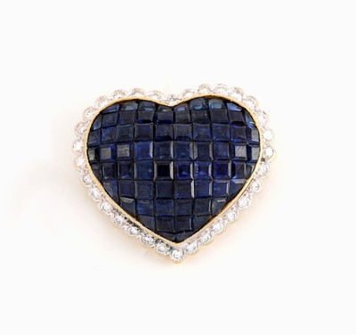 18 kt Gold Saphir-Brillant-Anhänger, GG 750/000, Herz, 68 eingeschliffene Saphire zus.ca. 3.45 ct, invisible setting, 32 Brillanten zus. ca. 0.75 ...