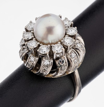 18 kt Gold Perl-Diamant-Ring, WG 750/000, ungewöhnliche Gestaltung, mittig Zuchtperle, D. ca. 9 mm, 10 Brillanten und 24 8/8- Diamanten zus. ca. ...
