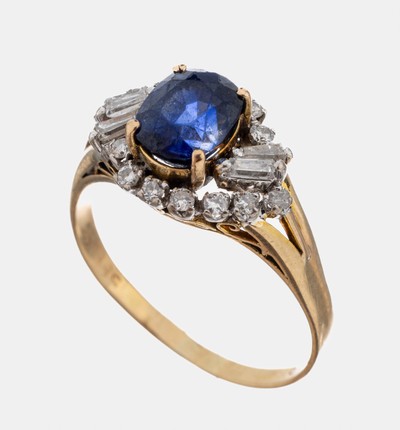 14 kt Gold Saphir-Diamant-Ring, GG 585/000,mittig erhaben gefasster ovalfacett. Saphir ca. 1.00 ct, Facetten abgetragen, 14 Brillanten und 4 ...