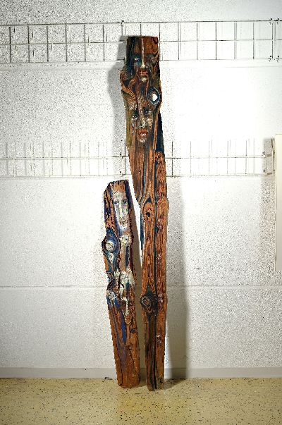 SEP, ungedeuteter Künstler des 20./21.Jh., zwei Treibholz-Stelen, handbemalt, monogrammiert, L. 195/117 cm