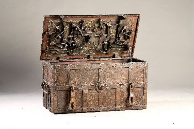 Große Eisenkassette/Kriegskassette um 1680- 1720, gebändert und genietet, aufwendiges Schloß mit Blättern bzw. Pflanzen verziert, Blätter ...