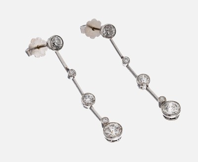 Paar Platin Diamant-Ohrstecker, um 1900, Pt gepr., 10 Altschliffdiamanten zus. ca. 1.85ct Weiß-get.Weiß/si-p, L. ca. 4 cm, ca. 5.0 g,Brisuren WG ...