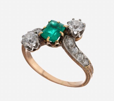 14 kt Gold Jugendstil Smaragd-Diamant-Ring, GG 585/000, schauseitig Platin, asymmetrische Ringkopf, fein grav., facett. Smaragd ca. 0.48ct, 10 ...