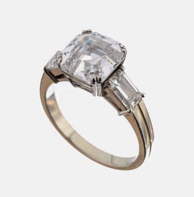 Platin und 18 kt Gold Diamant-Ring, Pt. undWG 750/000, mittig ein Diamantimitation im Asher-Cut, Ringschultern bes. mit 2 Diamantbaguettes zus. ca. ...