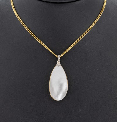 14 kt Gold Jugendstil Perlmutt-Diamant- Anhänger, GG GG 585/000, Perlmutteinlage, Öse bes. mit kl. Diamantrosen zus. ca. 0.03 ct, Rückseite mit ...