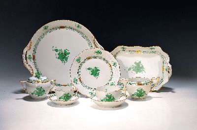 Mokka- und Teeservice, Herend, 20. Jh., Apponiy grün, 6 Teetassen mit Untertassen, Zuckerdose, Sahnegießer, 6 Espresso-/Mokkatassen mit UT, kl. ...