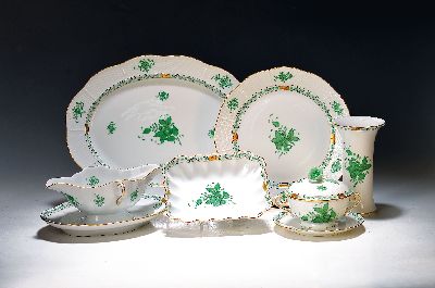 Speiseservice, Herend, Apponiy, grün, 20. Jh. , 6 Deckelsuppentassen mit Untertassen, Rosen min. best., 4 Speiseteller berieben, runde Gemüseschale ...