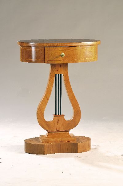 Beistelltisch im Biedermeier-Stil, 20.Jh., Kirschbaumfurnier, ovale Deckplatte auf Lyraform mit Bodenplatte, Schellack poliert, ca. 78 x 59 x 34 cm, ...