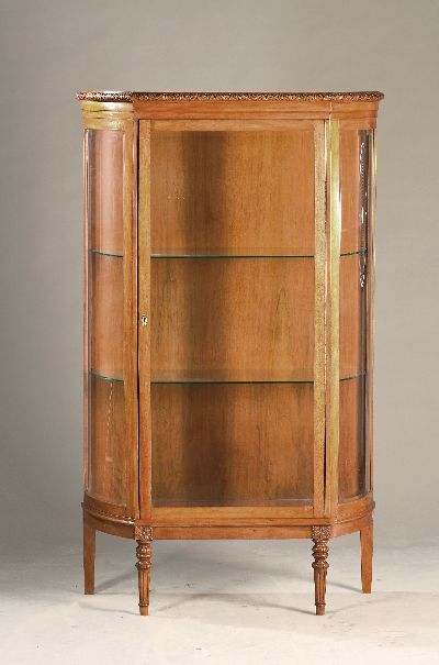 Jugendstil-Vitrine, um 1900, Nußbaumfurnier, dreiseitig verglast, eine Tür, Seiten gerundet, orig. Glas mit Facettenschliff, Patina in hell, ...