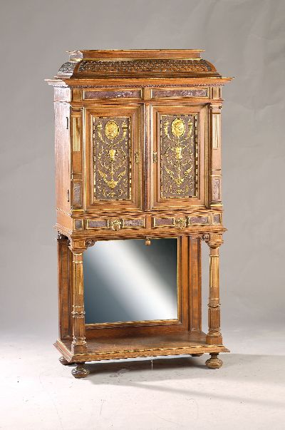 Zweitüriger Stollenschrank/Kabinettschrank, wohl Mainz von A. Bembe, um 1890, Nussbaum massiv, z.T. furniert, zweitüriger Korpus mit Schublade, ...