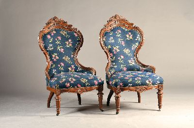 Paar Sessel, deutsch, um 1890, Nußbaum massiv, teils geschnitzt und gedrechselt, Polsterung und Bezug erneuert, ca. 112x62 cm, EZ 2-3