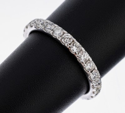 14 kt Gold Brillant-Memoryring, WG 585/000, 26 Brillanten zus. ca. 1.32 ct (grav.) feines Weiß-l.get.Weiß/vs-si, RW 54, ca. 2.4 g