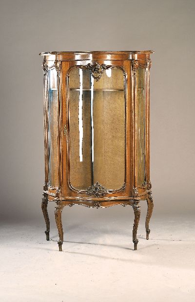 Vitrine, Frankreich, 19.Jh., dreiseitig verglast, aufwendig geschnitzt, geschwungene Beine, ca. 156x71x44 cm, EZ 2, eine Scheibe seitlich am unteren ...