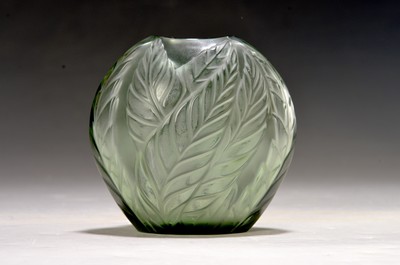 Grüne Vase, Lalique, France, 2. H. 20. Jh., Filicaria, Blätterdekor, signiert, min. Gebr.-spuren, ca. 12 x 12 cm