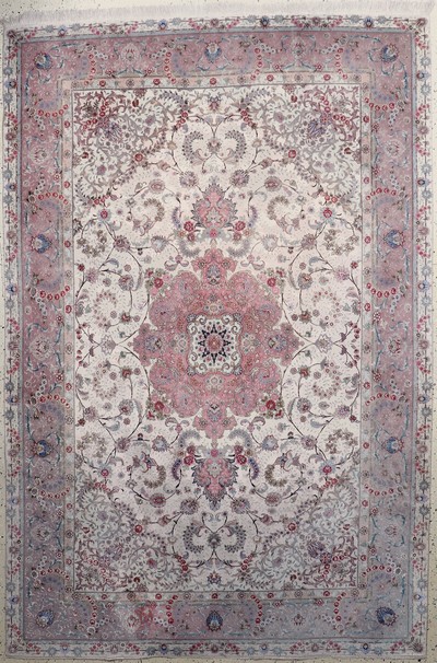Täbriz fein(60 Raj), Persien, Ende 20.Jhd, Korkwolle mit und auf Seide, ca. 302 x 200 cm,ca. 640.000 Kn/qm, Reinigungsbedürftig, EHZ: 2(verblasst)