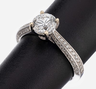 18 kt Gold Brillant-Ring, WG 750/000, mittig Brillant ca. 1.01 ct hochfeines Weiß(E)/vs1, Ringschultern mit Brillanten zus.ca. 0.37 ct (grav.) ...