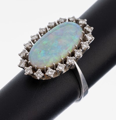18 kt Gold Opal-Brillant-Ring, WG 750/000, mittig ovaler Opalcabochon ca. 4.00 ct, Farbspiel in Blau, Grün und Gelb, 18 Brillanten zus. ca. 0.80 ct ...
