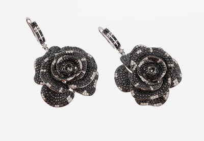 Paar 18 kt Gold Diamant-Ohrhänger, WG 750/000, bewegl. Abhängung in Form einer Rosenblüte, ausgefasst mit Diamanten und Brillanten zus. ca. 12.0 ...