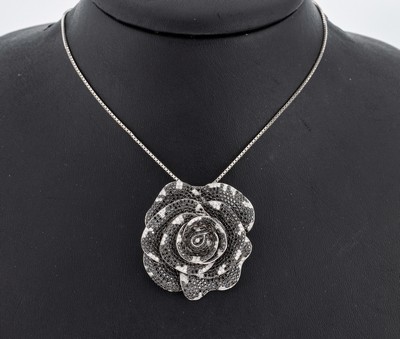 18 kt Gold Diamant-Anhänger, WG 750/000, Darstellung einer Rosenblüte, Diamanten und Brillanten zus. ca. 8.0 ct Schwarz (beh.) und Weiß/si, an ...