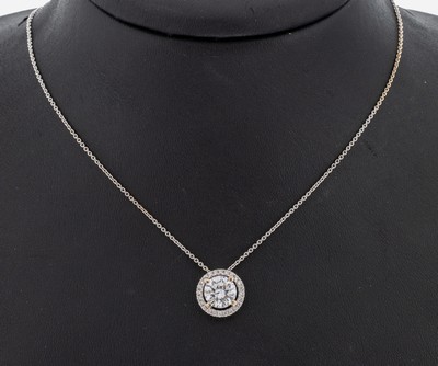 18 kt Gold Brillant-Collier, WG 750/000, bewegl. Mittelteil, mittig erhaben gefasster Brillant ca. 1.80 ct Weiß/si2, umgeben von Brillanten zus. ...