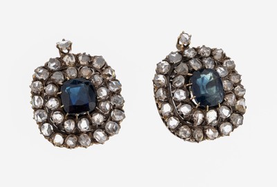 Paar 18 kt Gold Saphir-Diamant-Ohrstecker, um 1890, GG 750/000 gepr., schauseitig Silber,2 Saphire im Kissenschliff ca. 2.50 ct, Diamantrosen zus. ...