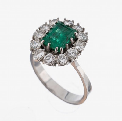 14 kt Gold Smaragd-Diamant-Ring, WG 585/000, mittig erhaben gefasster Smaragd ca. 1.50 ct, umgeben von 12 Brillanten zus. ca. 2.0 ct Weiß/vs-si, RW ...