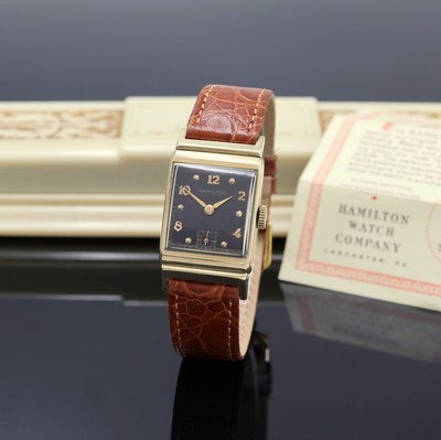 HAMILTON Armbanduhr in GG 585/000, USA um 1950, 2-teil., rechteckiges Geh., Boden m. Widmungsgravur aufgedr., schwarzes Zifferbl. rest., gold. ...