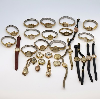 30 vergoldete Damenarmbanduhren verschiedener Marken, Schweiz/Deutschland/USA um 1930 - 1990, 2 x Automatik, 1 x Quarz, 27 x Handaufzug, 2-tlg. Geh. ...