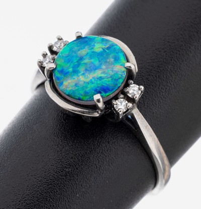 14 kt Gold Opal-Diamant-Ring, WG 585/000, mittig runde Opaltriplette, 4 8/8-Diamanten zus. ca. 0.04 ct Weiß/si, RW 54, ca. 2.5 g