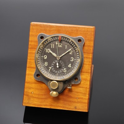JUNGHANS Flugzeug Bord-Chronograph, Deutschland um 1940, schwarz lack. Aluminium- geh. berieb., Boden m. Bajonette-Verschluß, beids. drehb. Lunette ...