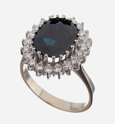 14 kt Gold Saphir-Brillant-Ring, 1970er Jahre, GG 585/000, mittig ovalfacett. Saphir ca. 4.80 ct, 20 Brillanten zus. ca. 1.00 ct ...