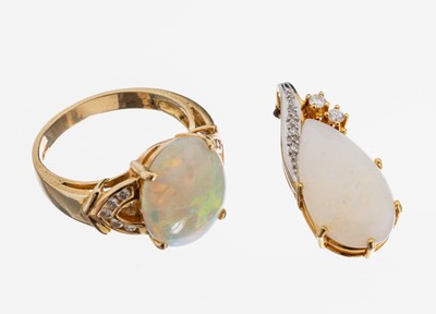 14 kt Gold Opal-Diamant-Konvolut, GG 585/000, best. aus: 1 Ring, RW 55, ovaler Opalcabochon ca. 3.00 ct, Farbspiel in Rot, Gelb und Blau, 10 ...