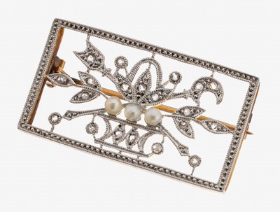 18 kt Gold Diamant-Perl-Brosche, GG/WG 750/000 gepr., klassizistisches Dekor, 3 kl. Perlen, Diamantrosen zus. ca. 0.10 ct, ca. 2.8 x 1.5 cm, ca. 3.7 ...