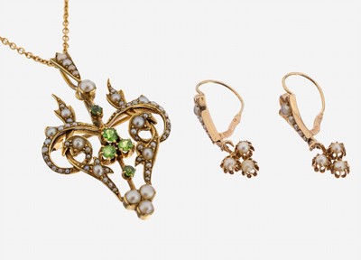 15 kt Gold Brosche und Paar 14 kt Gold Ohrgehänge, England um 1890, GG 625/000 und585/000, Peridots und kl. Perlen, abstrakt floraler Aufbau, ...