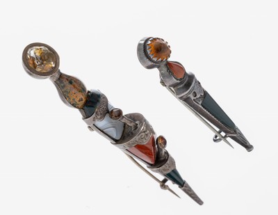 Konvolut 2 sogn. People Schmuck-Broschen, 1 x Chester 1913, 925er Silber, Meistermarke Adie & Lovekin Ltd., Schwertform, typ. mit versch. ...