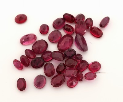 Lot 35 lose facett. Rubine ca. 9.00 ct, überwiegend oval, in versch. Größen und Farbnuancen