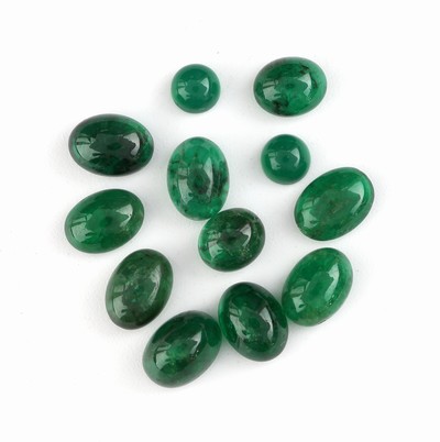 Lot 12 lose Smaragdcabochons zus. ca. 8.40 ct,in versch. Größen, Formen und Farbnuancen