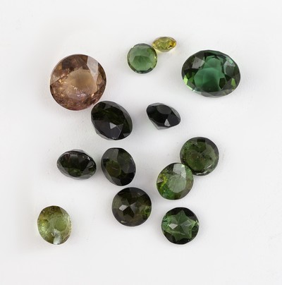 Lot 13 lose facett. Turmaline zus. ca. 6.27 ct, in versch. Größen und Farbnuancen