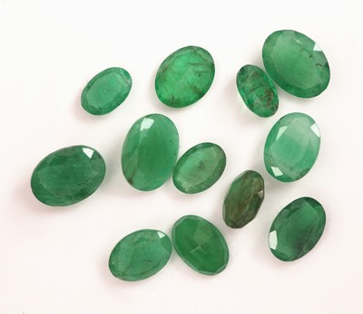 Lot 12 lose ovalfacett. Smaragde zus. ca. 14.50 ct, in versch. Größen und Farbnuancen