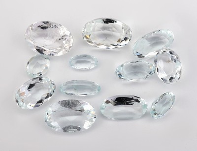 Lot 12 lose ovalfacett. Aquamarine zus. 22.30 ct, in versch. Formen, Farben und Größen