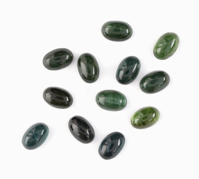 Lot 12 lose Turmaline, zus. ca. 6.60 ct, Cabochons, überwiegend oval, versch. Farbnuancen