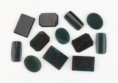 Lot 12 lose Gravurplatten zus. 37.80 ct, in versch. Formen und Größen, u.a. Malachit- Jaspis