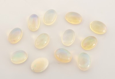 Lot 12 lose ovale Opalcabochons zus. ca. 6.00 ct, in versch. Größen und Farbnuancen