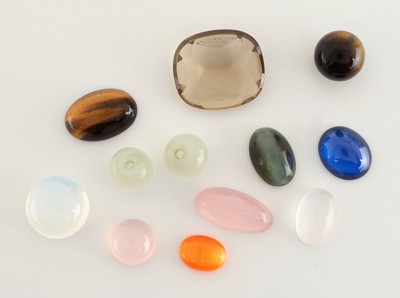Lot 12 lose Farbsteine, zus. ca. 40.70 ct, u.a. Rosenquarz, Tigerauge, Mondstein, überwiegend Cabochons, teilw. Synthesen