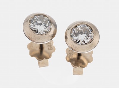 Paar 14 kt Gold Diamant-Ohrstecker, WG 585/000, 1 Brillant und 1 Altschliffdiamant zus. ca. 0.80 ct l.get.Weiß/si, ca. 2.8 g