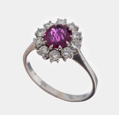 14 kt Gold Rubin-Brillant-Ring, WG 585/000,mittig ovalfacett. Rubin ca. 1.20 ct, 10 Brillanten zus. ca. 0.80 ct Weiß/si-p, RW 54, ca. 3.6 g