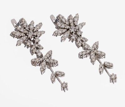 Paar 14 kt Gold Brillant-Ohrhänger, 1960er -70er Jahre, WG 585/000, länglich in sich bewegl., abstrakt floral, 94 Brillanten zus. ca. 5.0 ct ...