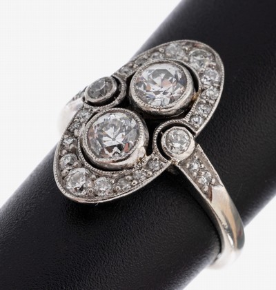 14 kt Gold Art Deco Diamant-Ring, um 1930, WG 585/000, mittig 2 Altschliffdiamanten zus. ca. 1.0 ct Weiß/p, 24 weitere Altschliffdiamanten und ...