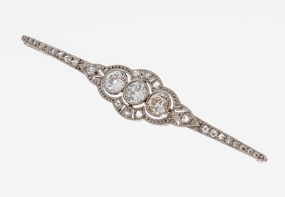 14 kt Gold Art Deco Diamant-Brosche, um 1920, WG 585/000 gepr., mittig 3 Altschliffdiamanten zus. ca. 1.50 ct Weiß/si, 1 Stein mit verfärbten ...