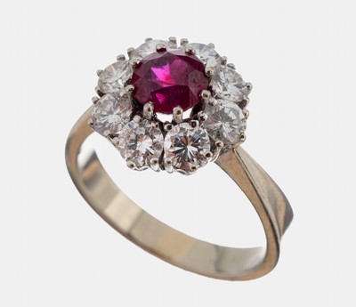14 kt Gold Rubin-Brillant-Ring, WG 585/000,mittig erhaben gefasster rundfacett. Rubin ca.1.00 ct, 8 Brillanten zus. ca. 1.60 ct Weiß/si, RW 54, ca. ...